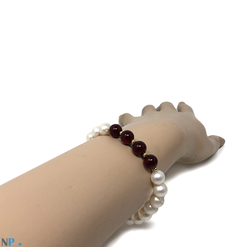 Bracciale con perle coltivate d'acqua dolce e 4 pietre di giada rossa